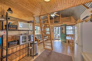 una cocina y sala de estar de una casa pequeña en Lakefront Cabin with 2 Lofts, Boats on 4 Acres, en Winnsboro