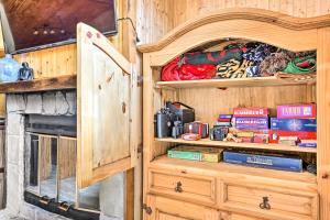 All-Season Maggie Valley Cabin with Hot Tub!