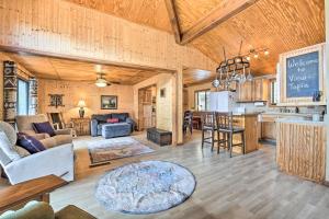 All-Season Maggie Valley Cabin with Hot Tub!