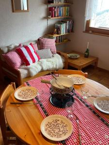 阿爾賓內的住宿－Gemütliche Wohnung mit Traumaussicht!，一张木桌,上面有板子