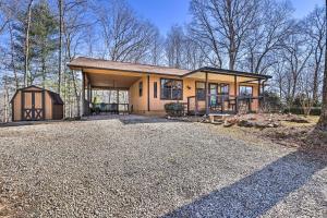 墨菲Charming Murphy Escape with Fire Pit and Hot Tub!的前面有大车道的房子