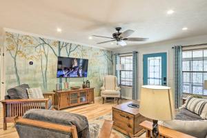 墨菲Charming Murphy Escape with Fire Pit and Hot Tub!的带沙发和电视的客厅