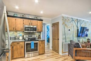 Charming Murphy Escape with Fire Pit and Hot Tub!的厨房或小厨房