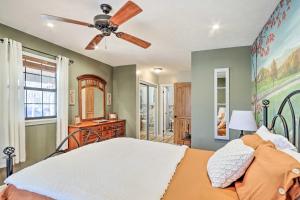 Charming Murphy Escape with Fire Pit and Hot Tub!客房内的一张或多张床位
