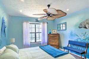 Charming Murphy Escape with Fire Pit and Hot Tub!客房内的一张或多张床位