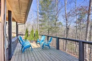Charming Murphy Escape with Fire Pit and Hot Tub!的阳台或露台