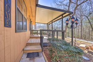 Charming Murphy Escape with Fire Pit and Hot Tub!外面的花园