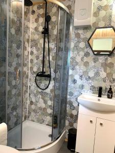 a bathroom with a shower and a sink at DOM LAS 3-natura, relaks, jacuzzi, ognisko, Jeziorsko in Kolonia Strachocice