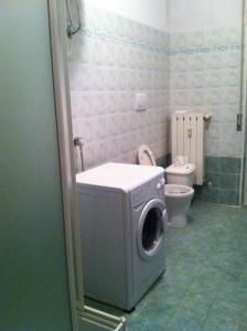 - un lave-linge dans la salle de bains pourvue de toilettes dans l'établissement Albenga sul mare famiglie ed amici fino 10 posti, à Albenga