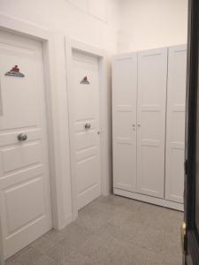 2 armarios blancos en una habitación con armarios blancos en Chiarini22 Apartments en Nápoles