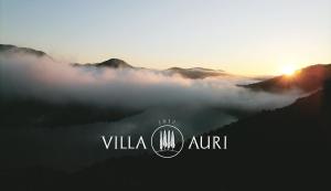 een uitzicht op een berg met de zon in de wolken bij Villa Auri in Vila Nova de Foz Coa