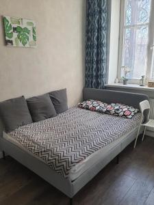 een bed in een kamer met een bedframe in een kamer bij Kujawska 10 in Krakau