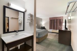 Ένα ή περισσότερα κρεβάτια σε δωμάτιο στο Econo Lodge Williston +48 φωτογραφίες