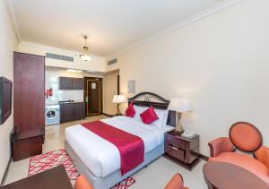 ドバイにあるCity Stay Premium Hotel Apartmentsのベッドとキッチン付きのホテルルーム
