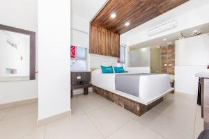 a bedroom with a bed in a room at Ayenda San Antonio Plaza in Apartadó