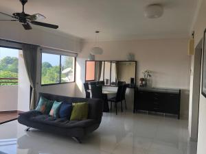 Et opholdsområde på Beach Resort 7 Home Stay SRI SAYANG APARTMENT BATU FERRINGHI 3BEDROOM