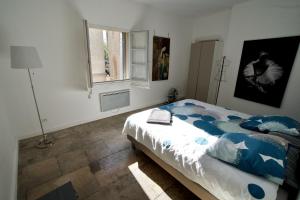een slaapkamer met een bed en een raam bij Duplex with a view in Montpellier