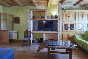 - un salon avec un canapé et une table dans l'établissement El Mirador de la Sierra Y Casa Rosmari, à Urueñas