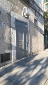 una puerta en el lateral de un edificio en Darsena Apartments, en Molfetta