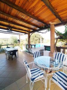 eine Terrasse mit einem Glastisch und Stühlen darauf in der Unterkunft Casa Rural Bellavista Ronda in Ronda