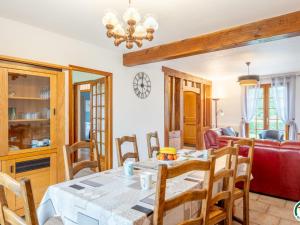uma sala de jantar e sala de estar com mesa e cadeiras em Gîte Ernemont-Boutavent, 5 pièces, 7 personnes - FR-1-526-28 