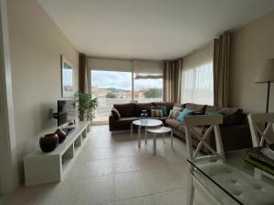 サガロにあるA 600 metros de la playa, ideal para familiasのリビングルーム(ソファ、テーブル付)