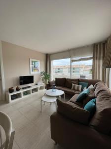 sala de estar con sofá y mesa en A 600 metros de la playa, ideal para familias, en S'Agaró