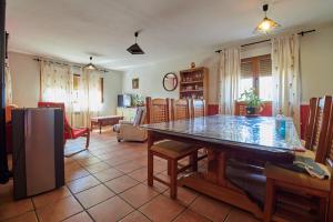 - une cuisine et une salle à manger avec une table et des chaises dans l'établissement El Mirador de la Sierra Y Casa Rosmari, à Urueñas