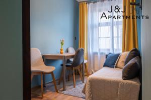a living room with a couch and a table at J&J Apartments, Szczytna 1, Apartament 9 in Toruń