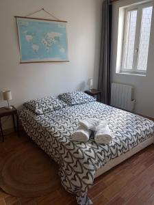 1 dormitorio con 1 cama con 2 almohadas en LE PETIT MATELOT, en Honfleur