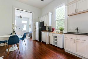 Η κουζίνα ή μικρή κουζίνα στο Private 2BR in Uptown by Hosteeva