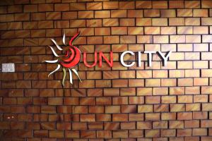 Vottorð, verðlaun, skilti eða annað skjal til sýnis á The Suncity
