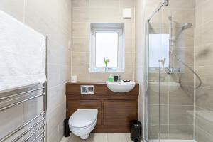 ダートフォードにある2BR Apt-Sleeps 5-Accessible-Central Dartfordのトイレ、洗面台、シャワー付きのバスルーム