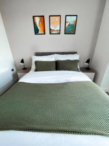 Un pat sau paturi într-o cameră la The Panda - Modern 2 Bedroom Apt in Manchester City Centre