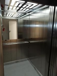 パレにあるApartman Pahuljaの鏡と金属製のエレベーターを備えたバスルーム