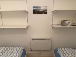 Appartement mit Balkon und Meerblick tesisinde bir odada yatak veya yataklar