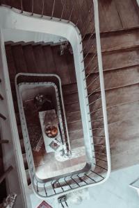 une cage d'escalier avec une plaque de nourriture dans un four dans l'établissement Maison d'Hotes Delga, à Gaillac