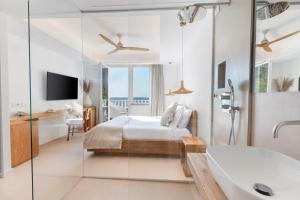 a bedroom with a bed and a bathroom with a tub at Maya Beach Resort in Massa Lubrense