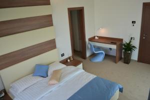 a bedroom with a bed and a desk at Aquangar in Cehu Silvaniei