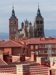 vistas a una ciudad con edificios y una iglesia en VUT EL NEGRILLO 5 en Astorga