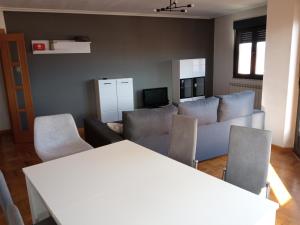 A television and/or entertainment centre at VuT EL NEGRILLO 15 VUT-LE-413