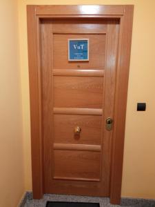 a wooden door with a sign on it at VUT EL NEGRILLO 5 in Astorga