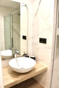 a bathroom with a white sink and a shower at Lujoso apto Paseo Del Prado in Madrid