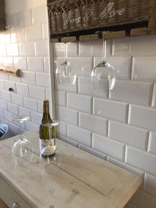 - une bouteille de vin et des verres sur un comptoir dans la cuisine dans l'établissement 't Molentje, à Zandvoort