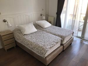 een bed met twee kussens in een slaapkamer bij 't Molentje in Zandvoort