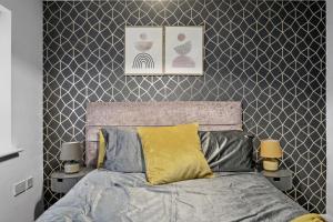 Poplar street Contractors & Leisure by Leecroft Stays في ويلينغبوره: غرفة نوم مع سرير وطاولتين مع مصابيح