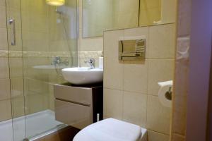 Et badeværelse på Apartament Bryza przy molo, parku i placu zabaw + 40 billeder