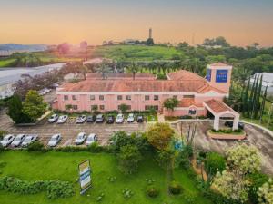 an aerial view of a building with a parking lot at Fênix Hotel Varginha in Varginha