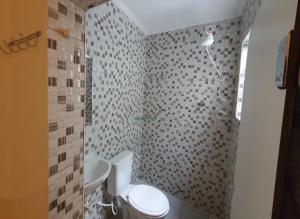 łazienka z toaletą, umywalką i prysznicem w obiekcie Residencial Vila Buarque w São Paulo +37 zdjęć