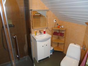 y baño con lavabo, ducha y aseo. en Apartamenty Wyspiańskiego, en Świnoujście